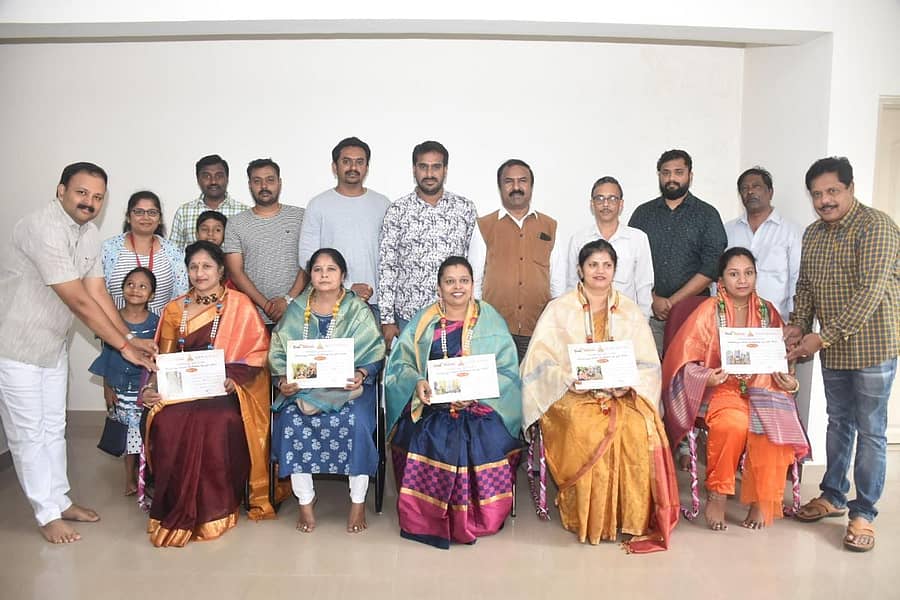 ವರಮಹಾಲಕ್ಷ್ಮಿ ಹಬ್ಬದ ಅಂಗವಾಗಿ ಕರ್ನಾಟಕ ವಿಪ್ರ ವೇದಿಕೆಯಿಂದ ಆಯೋಜಿಸಿದ್ದ ‘ಮನೆ ಮನೆ ವರಮಹಾಲಕ್ಷ್ಮಿ ಫೋಟೊ ಸ್ಪರ್ಧೆ’ಯಲ್ಲಿ ವಿಜೇತರಾದವರಿಗೆ ಭಾನುವಾರ ಬಹುಮಾನ ವಿತರಿಸಲಾಯಿತು