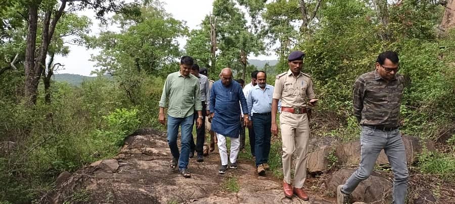 ಅರಣ್ಯ ಸಚಿವ ಉಮೇಶ ವಿ.ಕತ್ತಿ ಅವರು ಭಾನುವಾರ ಅರಣ್ಯ ಅಧಿಕಾರಿಗಳೊಂದಿಗೆ ಹನೂರು ತಾಲ್ಲೂಕು ವ್ಯಾಪ್ತಿಯ ಮೇಕೆದಾಟು ಅರಣ್ಯ ಪ್ರದೇಶಕ್ಕೆ ಭೇಟಿ ನೀಡಿದರು