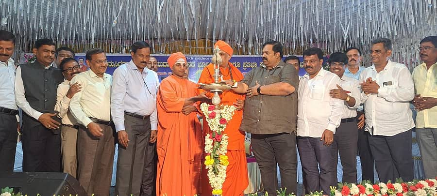 ಕಡೂರಿನಲ್ಲಿ ನೊಳಂಬ ಸಮಾಜದ ಪ್ರತಿಭಾ ಪುರಸ್ಕಾರ ಕಾರ್ಯಕ್ರಮವನ್ನು ಶಾಸಕ ಬೆಳ್ಳಿಪ್ರಕಾಶ್ ಉದ್ಘಾಟಿಸಿದರು. ಯಳನಡು ಮಠದ ಜ್ಞಾನಪ್ರಭು ಸಿದ್ದರಾಮ ದೇಶಿಕೇಂದ್ರ ಸ್ವಾಮೀಜಿ, ಕರಡಿಗವಿ ಮಠದ ಶಿವಶಂಕರ ಶಿವಯೋಗಿ ಸ್ವಾಮೀಜಿ ಇದ್ದರು