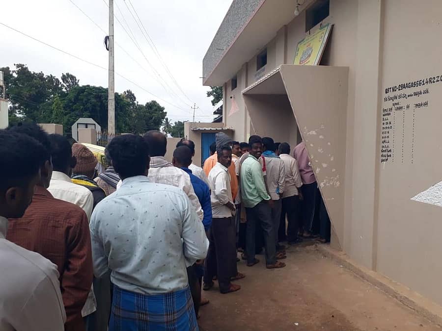 ಶಿಡ್ಲಘಟ್ಟ ತಾಲ್ಲೂಕಿನ ಮಳ್ಳೂರಿನ ಸೊಸೈಟಿಯಲ್ಲಿ ಡಿಎಪಿ ಪಡೆಯಲು ಭಾನುವಾರ ಸಾಲುಗಟ್ಟಿ ನಿಂತಿದ್ದ ರೈತರು