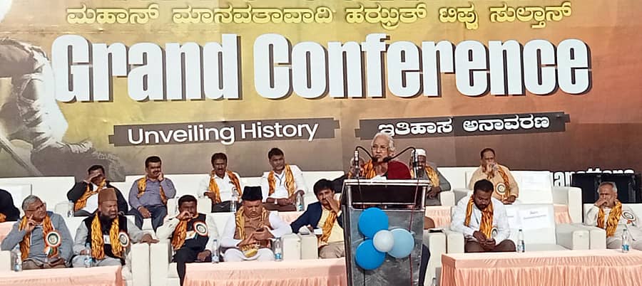 ಶ್ರೀರಂಗಪಟ್ಟಣ ಸಮೀಪದ ಟಿಪ್ಪು ಸಮಾಧಿ ಸ್ಥಳ ಗುಂಬಸ್‌ ಎದುರು ನಡೆದ ಟಿಪ್ಪು ಸುಲ್ತಾನ್‌ ಇತಿಹಾಸ ಅನಾವರಣ ಕಾರ್ಯಕ್ರಮದಲ್ಲಿ ಬಿ.ಟಿ.ಲಲಿತಾ ನಾಯಕ್‌ ಮಾತನಾಡಿದರು. ಡಾ ಸುಜಯಮಾರ್‌, ಅಬ್ದುಲ್‌ ಮಜೀದ್‌ ಇದ್ದರು