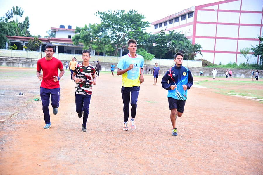 ಹಾವೇರಿ ನಗರದ ಹೊಸಮನಿ ಸಿದ್ದಪ್ಪ ಜಿಲ್ಲಾ ಕ್ರೀಡಾಂಗಣದಲ್ಲಿ ‘ಸಿಂಥೆಟಿಕ್‌ ಟ್ರ್ಯಾಕ್‌’ ಇಲ್ಲದ ಕಾರಣ ಮಣ್ಣಿನ ಟ್ರ್ಯಾಕ್‌ನಲ್ಲೇ ಓಟದ ಅಭ್ಯಾಸ ಮಾಡುತ್ತಿರುವ ಕ್ರೀಡಾಪಟುಗಳು  –ಪ್ರಜಾವಾಣಿ ಚಿತ್ರ: ಮಾಲತೇಶ ಇಚ್ಚಂಗಿ