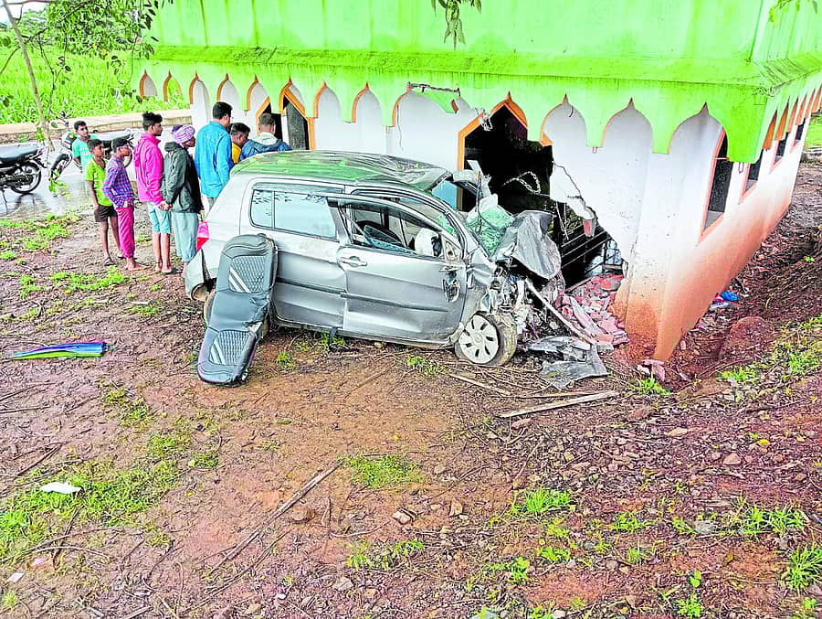 ಕುಂದಗೋಳ ತಾಲ್ಲೂಕಿನ ಜಿಗಳೂರು ಹತ್ತಿರ ದರ್ಗಾಕ್ಕೆ ಕಾರು ಡಿಕ್ಕಿ ಹೊಡೆದಿದೆ