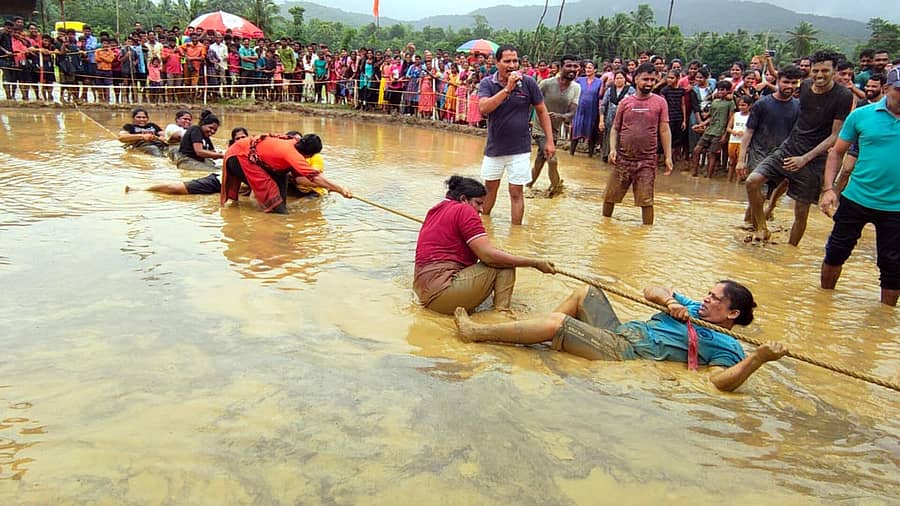 ಕಾರವಾರ ತಾಲ್ಲೂಕಿನ ದೇವಳಮಕ್ಕಿಯಲ್ಲಿ ಭಾನುವಾರ ನಡೆದ ಕೆಸರುಗದ್ದೆ ಕ್ರೀಡಾಕೂಟದಲ್ಲಿ ಮಹಿಳೆಯರ ವಿಭಾಗದ ಹಗ್ಗ ಜಗ್ಗಾಟದ ದೃಶ್ಯ