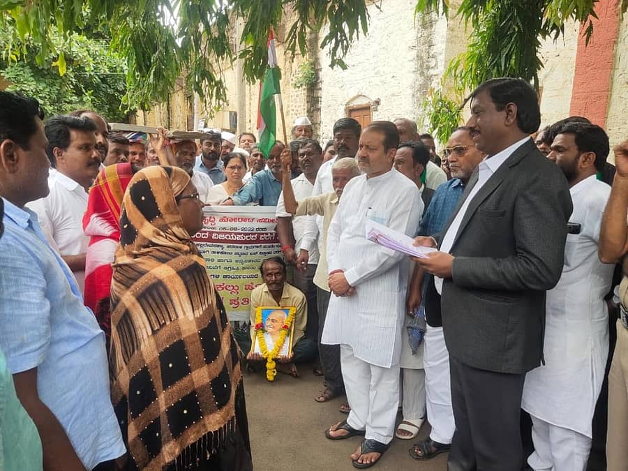 ತಾಳಿಕೋಟೆಯಿಂದ ತಲೆ ಮೇಲೆ ಕಲ್ಲುಹೊತ್ತು ಪಾದಯಾತ್ರೆ ಮೂಲಕ ವಿಜಯಪುರಕ್ಕೆ ಸೋಮವಾರ ತಲುಪಿದ ತಾಳಿಕೋಟೆ ಅಭಿವೃದ್ಧಿ ಹೋರಾಟ ಸಮಿತಿ ಮುಖಂಡರು ಜಿಲ್ಲಾಧಿಕಾರಿ ವಿಜಯಮಹಾಂತೇಶ್ ಅವರಿಗೆ ಮನವಿ ಸಲ್ಲಿಸಿದರು