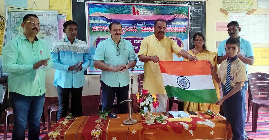 ಕಾರವಾರದ ಮುದಗಾ ಸೀಬರ್ಡ್ ಕಾಲೊನಿಯಲ್ಲಿರುವ ಜನತಾ ವಿದ್ಯಾಲಯಕ್ಕೆ ಸೋಮವಾರ ಭೇಟಿ ನೀಡಿದ ವಿಧಾನಪರಿಷತ್ ಸದಸ್ಯ ಗಣಪತಿ ಉಳ್ವೇಕರ್, ಶಾಲಾ ವಿದ್ಯಾರ್ಥಿ ಪ್ರತಿನಿಧಿಗಳಿಗೆ ಸ್ವಾತಂತ್ರ್ಯದ ಅಮೃತ ಮಹೋತ್ಸವದ ಅಂಗವಾಗಿ ರಾಷ್ಟ್ರಧ್ವಜಗಳನ್ನು ವಿತರಿಸಿದರು. ನಗರಸಭೆ ಅಧ್ಯಕ್ಷ ಡಾ.ನಿತಿನ್ ಪಿಕಳೆ, ಗ್ರಾ.ಪಂ ಅಧ್ಯಕ್ಷೆ ಆಶಾ ನಾಯ್ಕ ಇದ್ದಾರೆ