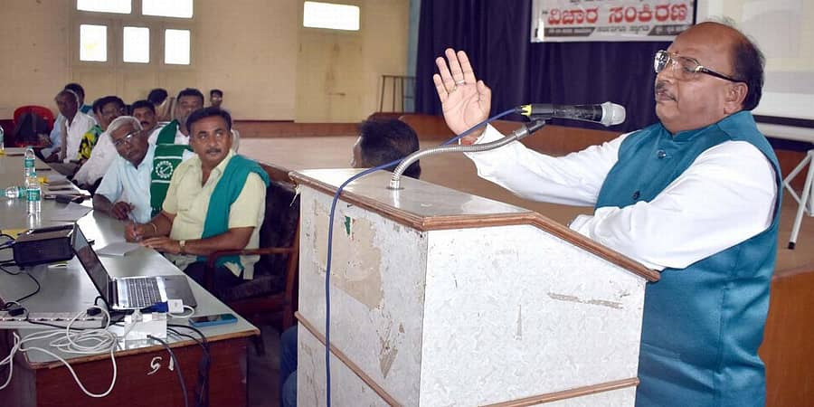 ವಿಚಾರ ಸಂಕಿರಣದಲ್ಲಿ ಮೈಸೂರು ವಿವಿ ಭೂವಿಜ್ಞಾನ ವಿಭಾಗದ ಪ್ರಾಧ್ಯಾಪಕ ಪ್ರೊ.ಎಚ್.ಪಿ.ಬಸವರಾಜಪ್ಪ ಮಾತನಾಡಿದರು. ಹುಲ್ಕೆರೆ ಮಹಾದೇವು, ಗುರುಪ್ರಸಾದ್ ಕೆರಗೋಡು, ಬಡಗಲಪುರ ನಾಗೇಂದ್ರ, ಕೆ.ಆರ್.ರವೀಂದ್ರ, ಚಿಕ್ಕಾಡೆ ಹರೀಶ್ ಇದ್ದರು