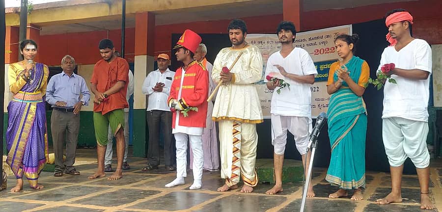 ಹೊನ್ನೂರು ಸ್ವಾಮಿ ತಂಡದ ಸದಸ್ಯರು 'ಕಿತ್ತೂರು ದಂಗೆ' ನಾಟಕವನ್ನು ಸೋಮವಾರ ಹೊಸಪೇಟೆಯಲ್ಲಿ ಪ್ರದರ್ಶಿಸಿದರು