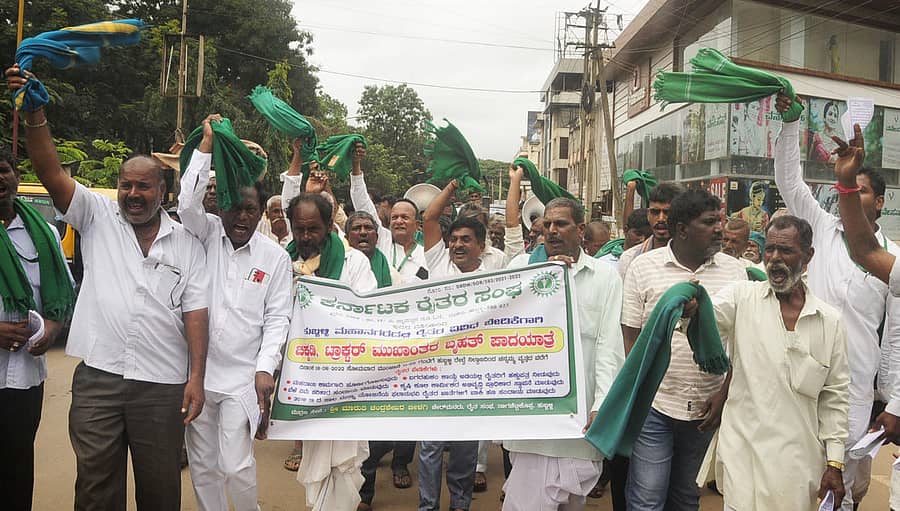 ವಿವಿಧ ಬೇಡಿಕೆಗಳ ಈಡೇರಿಕೆಗೆ ಆಗ್ರಹಿಸಿ ಹುಬ್ಬಳ್ಳಿಯಲ್ಲಿ ಕರ್ನಾಟಕ ರೈತ ಸಂಘದ ಪದಾಧಿಕಾರಿಗಳು ಸೋಮವಾರ ಪಾದಯಾತ್ರೆ ನಡೆಸಿದರು