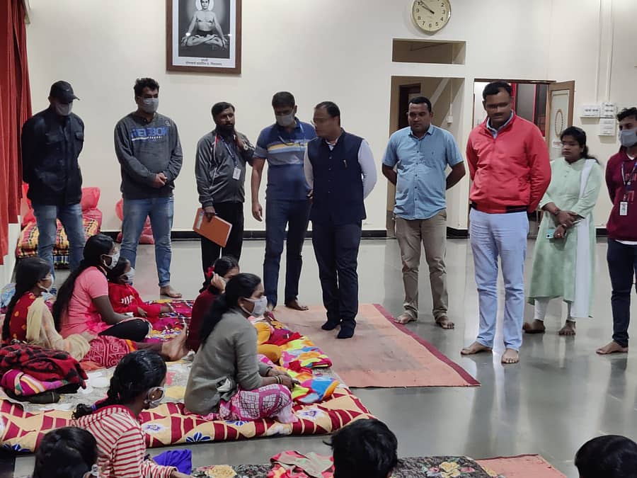 ಬೆಳಗಾವಿ ನಗರದಲ್ಲಿ ಅತಿವೃಷ್ಟಿಯಿಂದ ಮನೆಗಳಿಗೆ ನೀರು ನುಗ್ಗಿ ಸಂತ್ರಸ್ತರಾದವರಿಗೆ ತೆರೆದ ಕಾಳಜಿ ಕೇಂದ್ರಕ್ಕೆ ಜಿಲ್ಲಾಧಿಕಾರಿ ನಿತೇಶ್ ಪಾಟೀಲ ಸೋಮವಾರ ರಾತ್ರಿ ಭೇಟಿ ನೀಡಿದರು.