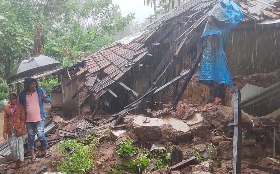 ಮೂಡಿಗೆರೆ ತಾಲ್ಲೂಕಿನ ನಾಗಲಾಪುರದಲ್ಲಿ ಸೋಮವಾರ ಸುರಿದ ಮಳೆಗೆ ಕೆಂಚಯ್ಯ ಎಂಬುವವರ ಮನೆ ಕುಸಿದಿರುವುದು