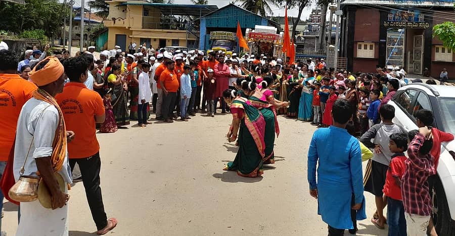  ಬೀರೂರು ಪಟ್ಟಣದ ಕರಗಲ್‌ ಬೀದಿಯ ಪಾಂಡುರಂಗ ರುಕುಮಾಯಿಯವರ ೮೦ನೇ ವರ್ಷದ ದಿಂಡಿ ಉತ್ಸವದ ಅಂಗವಾಗಿ ಉತ್ಸವ ಮೂರ್ತಿಗಳ ರಾಜಬೀದಿ ಮೆರವಣಿಗೆ ಮಂಗಳವಾರ ನಡೆಯಿತು. 