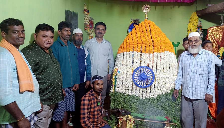 ಯಲ್ಲಾಪುರ ತಾಲ್ಲೂಕಿನ ಕಿರವತ್ತಿಯ ಜಯಂತಿ ನಗರದಲ್ಲಿ ಮೊಹರಂ ಹಬ್ಬದ ಡೋಲಿಗೆ ಕೇಸರಿ, ಬಿಳಿ, ಹಸಿರು ಬಣ್ಣದ ಹೂಮಾಲೆಯಿಂದ ಅಲಂಕರಿಸಿ, ಅಶೋಕ ಚಕ್ರವನ್ನು ಅಳವಡಿಸಿರುವುದು