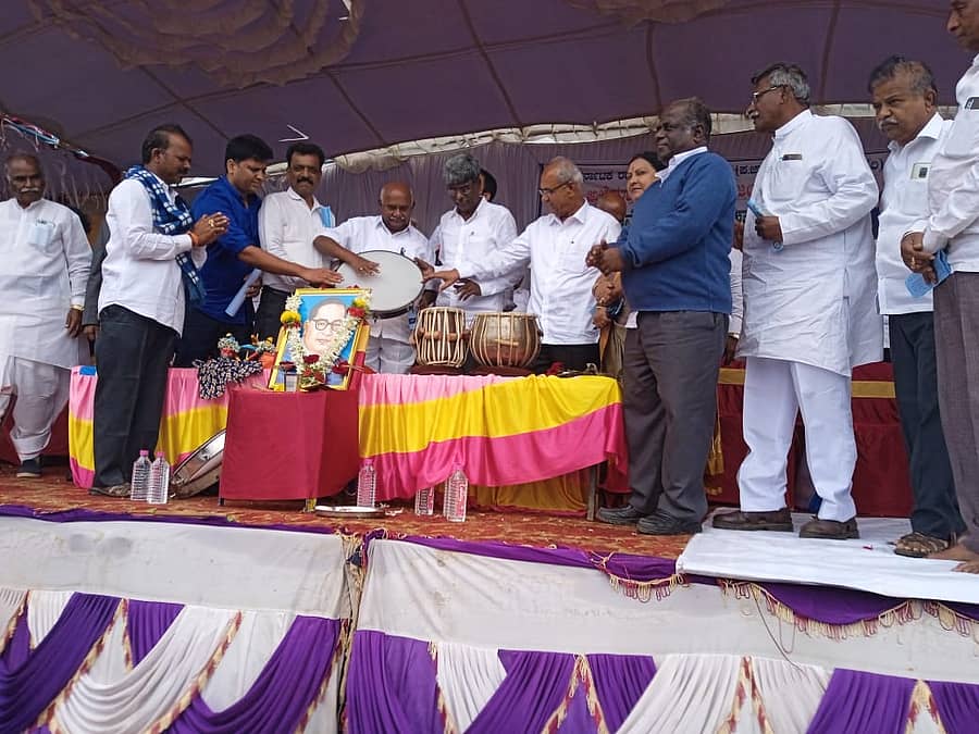 ಕೊಪ್ಪಳ ಜಿಲ್ಲೆಯ ಕುದುರಿಮೋತಿಯಲ್ಲಿ ಮಂಗಳವಾರ ನಡೆದ ಸಮಾವೇಶವನ್ನು ಸಮಾಜ ಕಲ್ಯಾಣ ಖಾತೆ ಸಚಿವ ಕೋಟ ಶ್ರೀನಿವಾಸ ಪೂಜಾರಿ ಉದ್ಘಾಟಿಸಿದರು