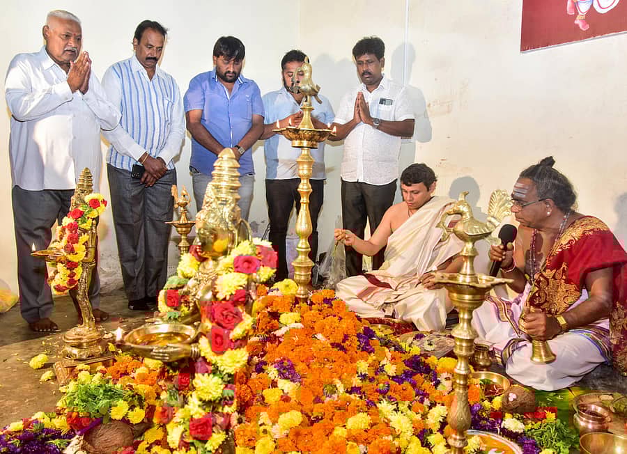ಕೆಪಿಸಿಸಿ ವಕ್ತಾರ ಶಂಕರ ಗುಹಾ ಅವರು ಬನಶಂಕರಿಯ ತಮ್ಮ ಕಚೇರಿಯಲ್ಲಿ ಮಂಗಳವಾರ ಪಂಚದುರ್ಗಾ ಪೂಜೆ ನೆರವೇರಿಸಿ, ಸಂಸದ ತೇಜಸ್ವಿಸೂರ್ಯ ಮತ್ತು ಶಾಸಕ ರವಿ ಸುಬ್ರಹ್ಮಣ್ಯಗೆ ಒಳ್ಳೆಯ ಮನಃಸ್ಥಿತಿ ಬರಲಿ ಎಂದು ಪ್ರಾರ್ಥಿಸಿದರು – ಪ್ರಜಾವಾಣಿ ಚಿತ್ರ