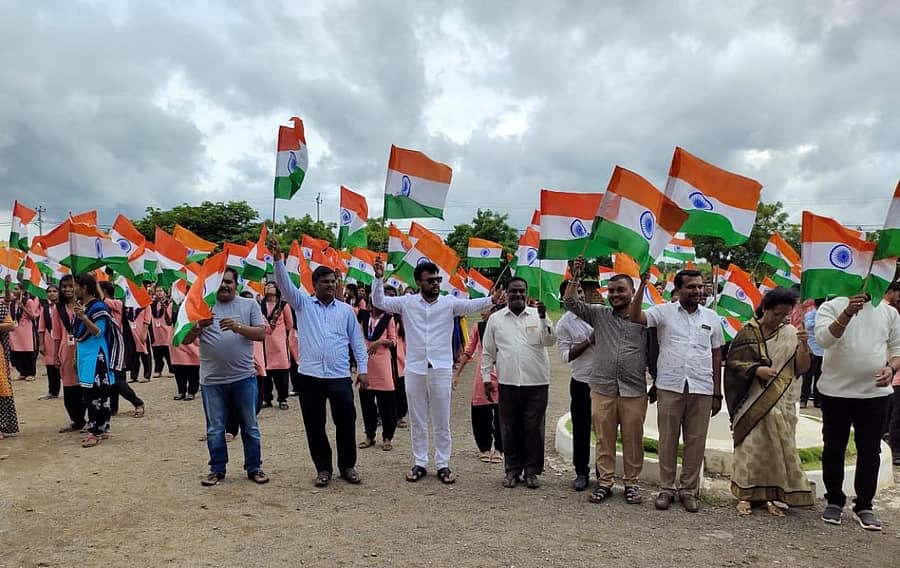 ಭಾಲ್ಕಿಯ ಶ್ರೀಗುರು ಪ್ರಸನ್ನ ಶಿಕ್ಷಣ ಸಂಸ್ಥೆಯಲ್ಲಿ ಉಮಾದೇವಿ ಪ್ರಕಾಶ ಖಂಡ್ರೆ ಫೌಂಡೇಷನ್ ವತಿಯಿಂದ ರಾಷ್ಟ್ರಧ್ವಜ ವಿತರಿಸಲಾಯಿತು