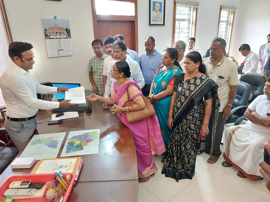 ಹಂತಕ ಪ್ರವೀಣ್ ಕುಮಾರ್ ಬಿಡುಗಡೆ ಮಾಡಬಾರದು ಎಂದು ಒತ್ತಾಯಿಸಿ ಕುಟುಂಬಸ್ಥರು ಮಂಗಳೂರು ನಗರ ಪೊಲೀಸ್ ಕಮಿಷನರ್ ಎನ್. ಶಶಿಕುಮಾರ್ ಅವರಿಗೆ ಮನವಿ ಸಲ್ಲಿಸಿದರು.