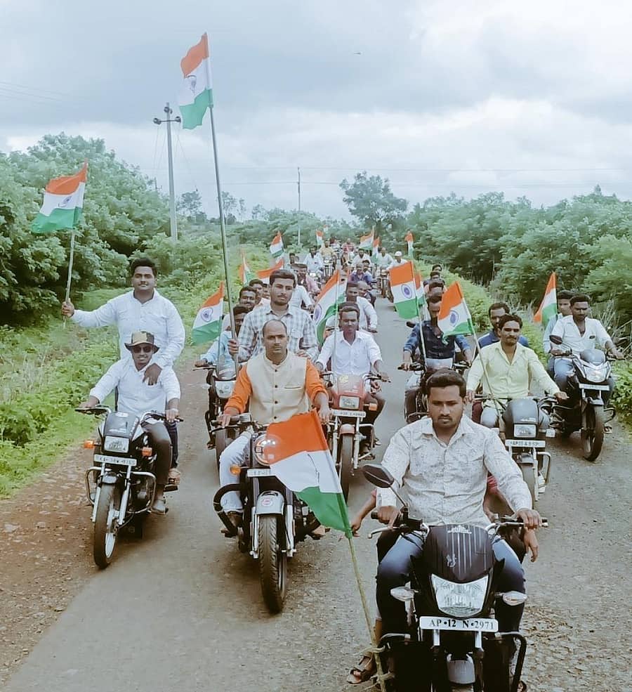 ಖಟಕಚಿಂಚೋಳಿ ಸಮೀಪದ ನಿಲಮನಹಳ್ಳಿ ಗ್ರಾಮದ ಗೆಳೆಯರ ಬಳಗದ ಸದಸ್ಯರು ಸ್ವಾತಂತ್ರ್ಯದ ಅಮೃತ ಮಹೋತ್ಸವದ ಅಂಗವಾಗಿ ತಿರಂಗ ಜಾಗೃತಿ ಮೂಡಿಸಿದರು