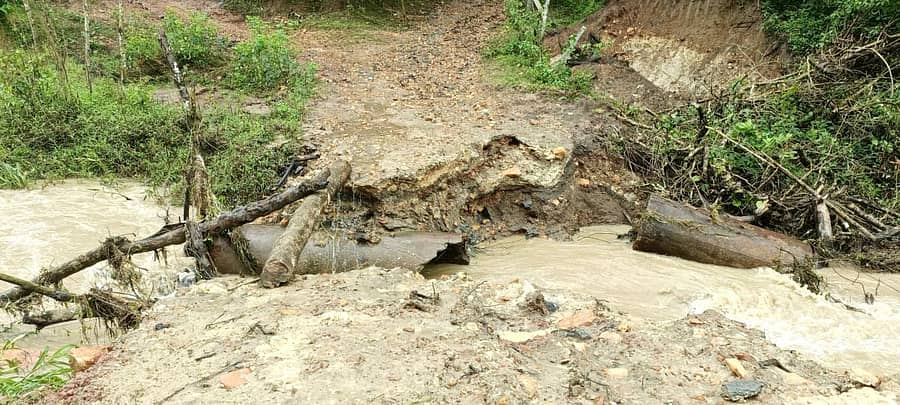 ಆನಂದಪುರ ಸಮೀಪದ ಇರುವಕ್ಕಿ ಹಾಗೂ ಕರಡಿಮನೆ ಗ್ರಾಮದ ಸಂಪರ್ಕ ಸೇತುವೆ ಕೊಚ್ಚಿಕೊಂಡು ಹೋಗಿರುವುದು