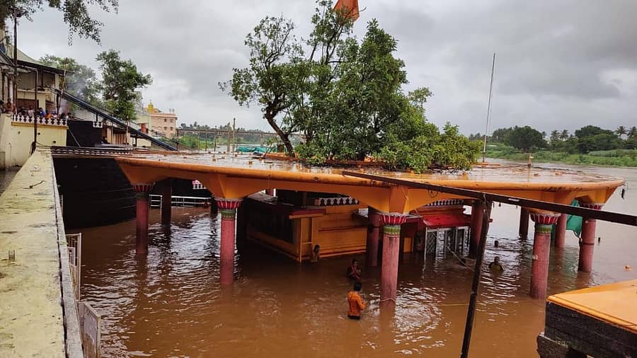 ಚಿಕ್ಕೋಡಿ ತಾಲ್ಲೂಕಿಗೆ ಹೊಂದಿಕೊಂಡಿರುವ ಮಹಾರಾಷ್ಟ್ರದ ಕೊಲ್ಹಾಪುರ ಜಿಲ್ಲೆಯ ನರಸಿಂಹವಾಡಿಯಲ್ಲಿ ಕೃಷ್ಣಾ ಮತ್ತು ಪಂಚಗಂಗಾ ನದಿಗಳ ಸಂಗಮಸ್ಥಾನದಲ್ಲಿರುವ ದತ್ತ ದೇಗುಲ ಜಲಾವೃತಗೊಂಡಿದೆ