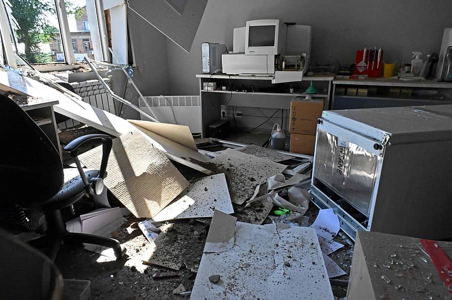 ರಷ್ಯಾ ರಾಕೆಟ್ ದಾಳಿಯಲ್ಲಿ ಹಾನಿಗೊಳಗಾಗಿರುವ ಉಕ್ರೇನ್ನ ವೈದ್ಯಕೀಯ ಪ್ರಯೋಗಾಲಯ –ಎಎಫ್ಪಿ ಚಿತ್ರ