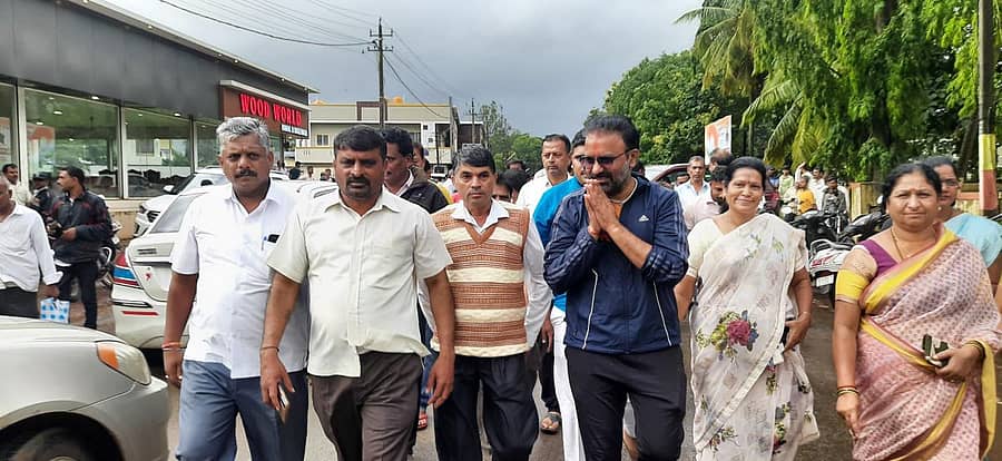 ಅಳ್ನಾವರದಲ್ಲಿ ಕಾಂಗ್ರೆಸ್ ಮುಖಂಡ ಸಂತೋಷ ಲಾಡ್ ಅವರು ಸ್ವಾತಂತ್ರ್ಯೋತ್ವದ ಅಮೃತ ಮಹೋತ್ಸವದ ಅಂಗವಾಗಿ ಪಾದಯಾತ್ರೆ ನಡೆಸಿದರು