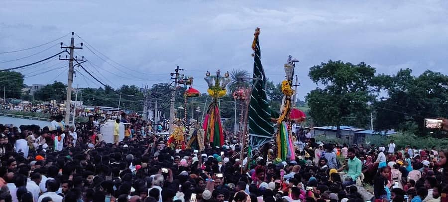 ಮುದಗಲ್‌ ಕೋಟೆಯ ಮುಂಭಾಗದಲ್ಲಿ ಇಮಾಮ್ ಹಸನ್ ಮತ್ತು ಹುಸೇನ್ ಭೇಟಿ ಜರುಗಿತು