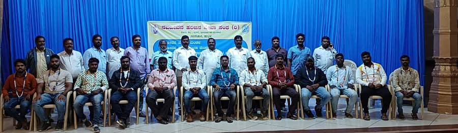 ಹುಬ್ಬಳ್ಳಿಯ ಗಿರಣಿಚಾಳದ ನವಜೀವನ ಹರಿಜನ ಸೇವಾ ಸಂಘದ ನೂತನ ಪದಾಧಿಕಾರಿಗಳನ್ನು ಸನ್ಮಾನಿಸಲಾಯಿತು