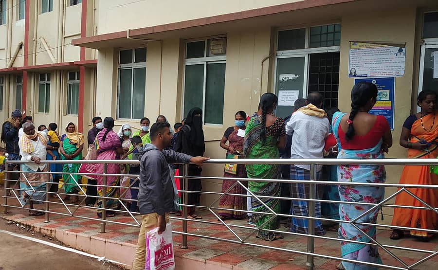 ಹಾವೇರಿ ಜಿಲ್ಲಾಸ್ಪತ್ರೆಯ ಹೊರಗಡೆ ಚೀಟಿ ಮಾಡಿಸಲು ಸರದಿಯಲ್ಲಿ ನಿಂತಿರುವ ಜನ  –ಪ್ರಜಾವಾಣಿ ಚಿತ್ರ 