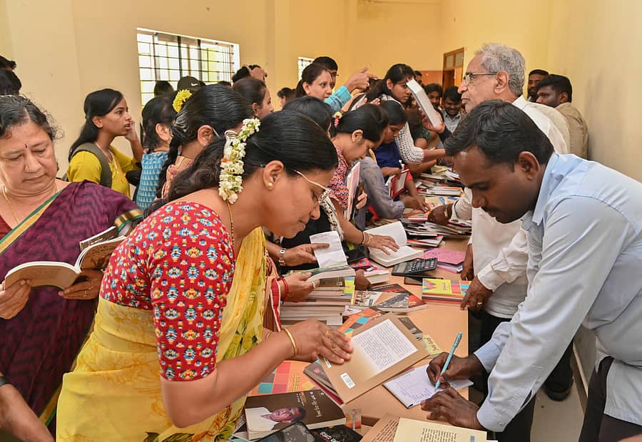ಮೈಸೂರಿನ ಮಾನಸ ಗಂಗೋತ್ರಿಯ ಕುವೆಂಪು ಕನ್ನಡ ಅಧ್ಯಯನ ಸಂಸ್ಥೆಯ ಬಿ.ಎಂ.ಶ್ರೀ. ಸಭಾಂಗಣದಲ್ಲಿ ಕರ್ನಾಟಕ ಸಾಹಿತ್ಯ ಅಕಾಡೆಮಿಯಿಂದ ಬುಧವಾರ ಆಯೋಜಿಸಿದ್ದ ‘ಅಮೃತ ಪುಸ್ತಕ ಮಾರಾಟ ಅಭಿಯಾನ’ದ ನೋಟ/ ಪ್ರಜಾವಾಣಿ ಚಿತ್ರ