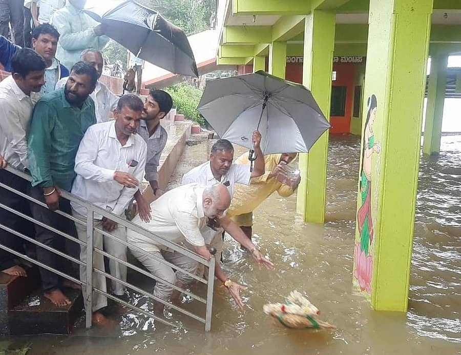 ಕಾರ್ಮಿಕ ಸಚಿವ ಶಿವರಾಮ ಹೆಬ್ಬಾರ ಅವರು ಶಿರಸಿ ತಾಲ್ಲೂಕಿನ ಗುಡ್ನಾಪುರ ಕೆರೆಗೆ ಬುಧವಾರ ಬಾಗಿನ ಸಮರ್ಪಿಸಿದರು