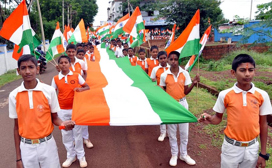 ಜನಸೇವಾ ಶಾಲೆ ವಿದ್ಯಾರ್ಥಿಗಳು ಸ್ವಾತಂತ್ರ್ಯದ ಅಮೃತ ಮಹೋತ್ಸವ ಅಂಗವಾಗಿ ಬೀದರ್‌ನಲ್ಲಿ 75 ಅಡಿ ಉದ್ದದ ರಾಷ್ಟ್ರಧ್ವಜದ ಮೆರವಣಿಗೆ ನಡೆಸಿದರು