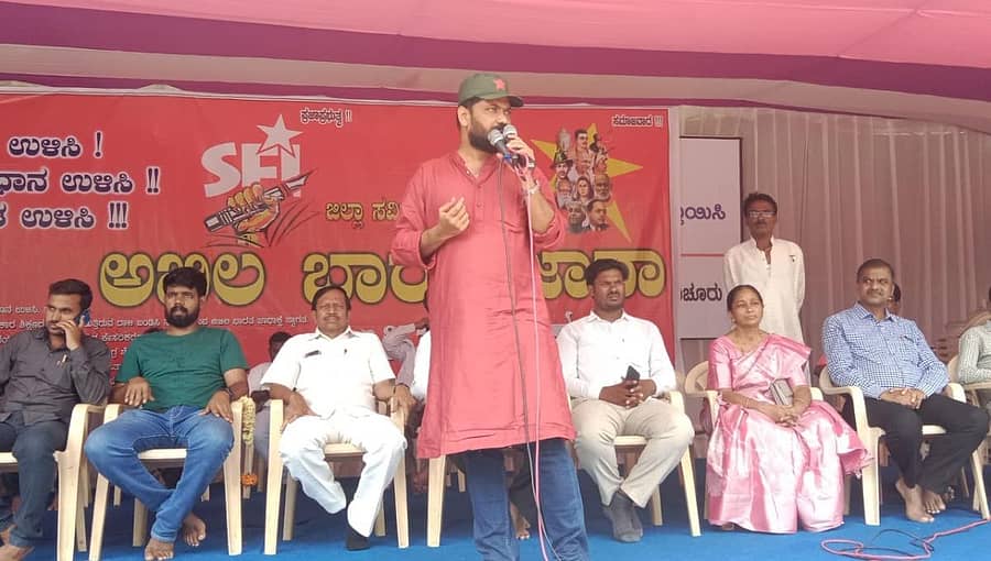 ರಾಯಚೂರಿನ ಜಿಲ್ಲಾ ಕ್ರೀಡಾಂಗಣ ಬಳಿಯಲ್ಲಿ ಎಸ್ಎಫ್ಐ ಶಿಕ್ಷಣ, ಸಂವಿಧಾನ, ಭಾರತ ಉಳಿಸಿ ಎಂಬ ಘೋಷಣೆಯಡಿ ಆಯೋಜಿಸಿದ್ದ ಬಹಿರಂಗ ಸಭೆಯಲ್ಲಿ ರಾಷ್ಟ್ರೀಯ ಅಧ್ಯಕ್ಷ ವಿ.ಪಿ. ಸಾನು ಮಾತನಾಡಿದರು.