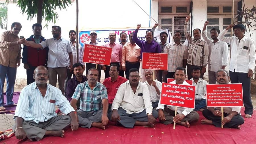 ಖಾಸಗೀಕರಣ ವಿರೋಧಿಸಿ ಅಂಚೆ ನೌಕರರು ಬುಧವಾರ ಹೊಸಪೇಟೆ ಪ್ರಧಾನ ಅಂಚೆ ಕಚೇರಿ ಎದುರು ಧರಣಿ ನಡೆಸಿದರು