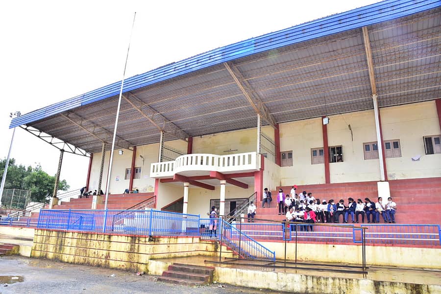 ಹಾವೇರಿ ಜಿಲ್ಲಾ ಕ್ರೀಡಾಂಗಣದ ಪೆವಿಲಿಯನ್‌ ಕಟ್ಟಡದ ಚಾವಣಿಗೆ ಹೊಸ ಶೀಟುಗಳನ್ನು ಅಳವಡಿಸಿರುವ ದೃಶ್ಯ 