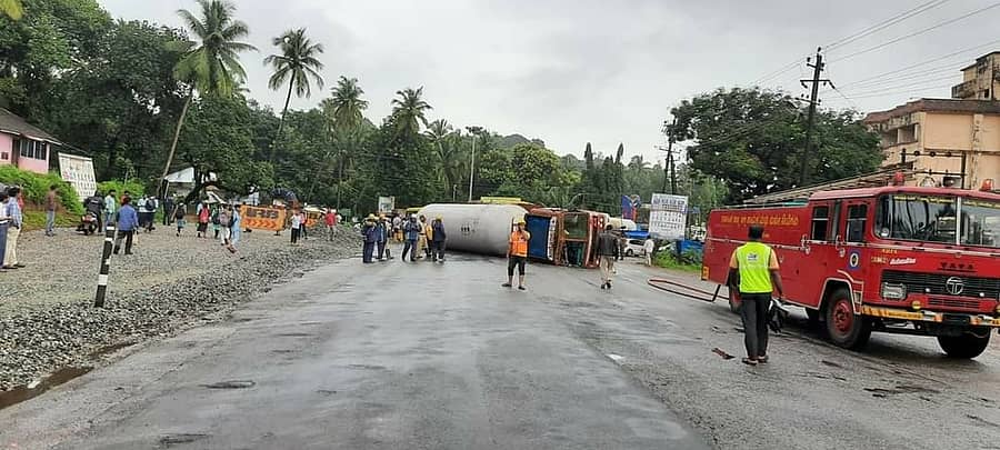 ಗೇರುಸೊಪ್ಪ ವೃತ್ತದ ಬಳಿ ಪಲ್ಟಿಯಾಗಿರುವ ಅಡುಗೆ ಅನಿಲ ತುಂಬಿದ್ದ ಟ್ಯಾಂಕರ್.