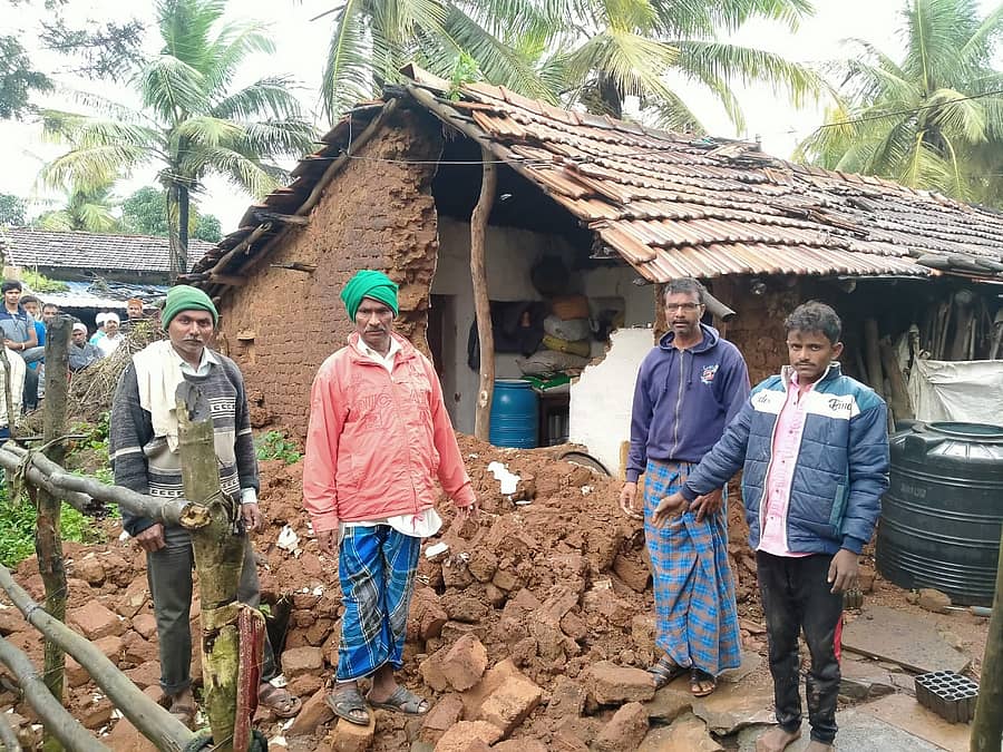 ಕುಸಿದಿರುವ ಮನೆ