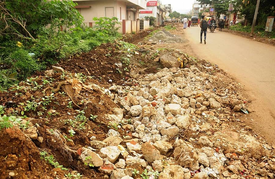 ಹಳೇ ಹುಬ್ಬಳ್ಳಿಯ ಹೆಗ್ಗೇರಿಯಲ್ಲಿ ರಸ್ತೆ ಬದಿ ಸುರಿಯಲಾಗಿರುವ ಕಟ್ಟಡ ತ್ಯಾಜ್ಯ –ಪ್ರಜಾವಾಣಿ ಚಿತ್ರ/ ಗುರು ಹಬೀಬ