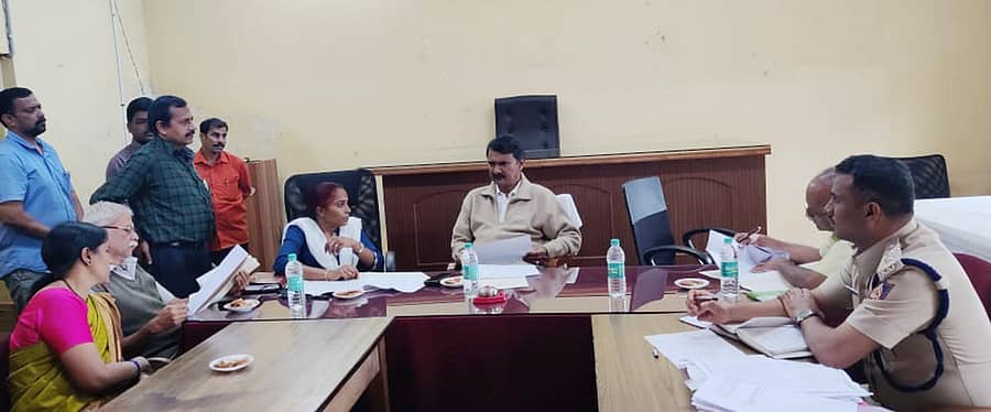 ಶೃಂಗೇರಿ ತಾಲ್ಲೂಕು ಕಚೇರಿಯಲ್ಲಿ ಬಗರ್ ಹುಕುಂ ಅಕ್ರಮ-ಸಕ್ರಮ ಸಮಿತಿಯ ಸಭೆಯನ್ನು ವಿಧಾನ ಪರಿಷತ್ ಸದಸ್ಯ ಎಂ.ಕೆ ಪ್ರಾಣೇಶ್ ನಡೆಸಿದರು