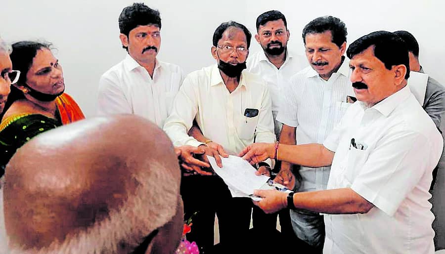 ಕೊಲೆ ಆರೋಪಿ ವಾಮಂಜೂರು ಪ್ರವೀಣ್ನನ್ನು ಜೈಲಿನಿಂದ ಬಿಡುಗಡೆ ಮಾಡಬಾರದು ಎಂದು ಆತನ ಕುಟುಂಬದವರು ಗೃಹ ಸಚಿವ ಆರಗ ಜ್ಞಾನೇಂದ್ರ ಅವರನ್ನು ಬುಧವಾರ ಭೇಟಿ ಮಾಡಿ ಮನವಿ ಸಲ್ಲಿಸಿದರು