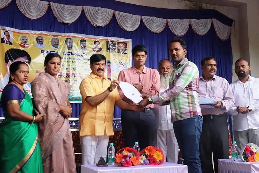 ಆಶೋಕಪುರಂನಲ್ಲಿ ಮನೆ ಮನೆಗೂ ಖಾತೆ ಕಾರ್ಯಕ್ರಮಕ್ಕೆ ಶಾಸಕ ಎಸ್.ಎ.ರಾಮದಾಸ್ ಗುರುವಾರ ಚಾಲನೆ ನೀಡಿದರು