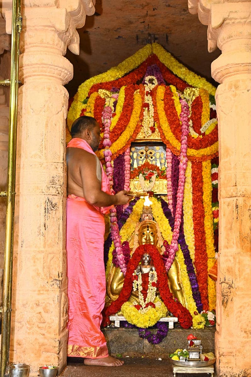 ಮಂತ್ರಾಲಯದ ಶ್ರೀರಾಘವೇಂದ್ರ ಸ್ವಾಮಿ ಮಠದಲ್ಲಿ ಪೀಠಾಧಿಪತಿ ಶ್ರೀಸುಬುಧೇಂದ್ರ ತೀರ್ಥರು ರಾಯರ 351ನೇ ಆರಾಧನಾ ಮಹೋತ್ಸವದ ಎರಡನೇ ದಿನವಾದ ಗುರುವಾರ, ಮೂಲ ವೃಂದಾವನದಲ್ಲಿ ವಿಶೇಷ ಪೂಜೆ ನೆರವೇರಿಸಿದರು.