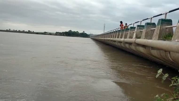 ಯಾದಗಿರಿ ಜಿಲ್ಲೆಯ ಶಹಾಪುರ ತಾಲ್ಲೂಕಿನ ಕೊಳ್ಳೂರು (ಎಂ) ಸೇತುವೆ ಮುಳುಗಡೆ ಹಂತಕ್ಕೆ ತಲುಪಿದೆ