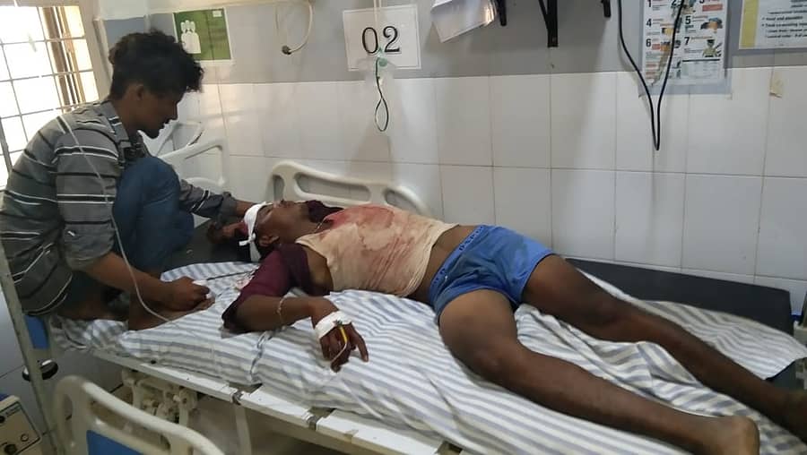 ಕೊಪ್ಪಳ ಜಿಲ್ಲೆ ಕನಕಗಿರಿ ತಾಲ್ಲೂಕಿನ ಹುಲಿಹೈದರ ಗ್ರಾಮದಲ್ಲಿ ನಡೆದ ಘರ್ಷಣೆಯಲ್ಲಿ ಗಾಯಗೊಂಡ ಧರ್ಮಣ್ಣ ಹರಿಜನ ಚಿಕಿತ್ಸೆಗೆ ಆಸ್ಪತ್ರೆಗೆ ದಾಖಲಾಗಿರುವುದು