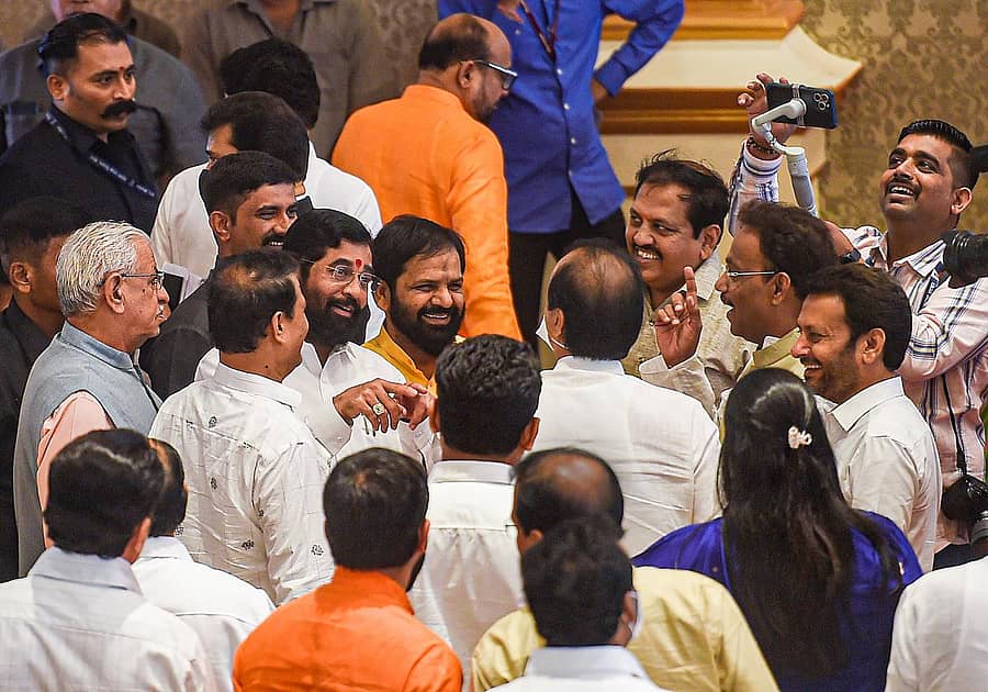 ರಾಜಭವನದಲ್ಲಿ ಪ್ರಮಾಣ ವಚನ ಸ್ವೀಕಾರ ಸಮಾರಂಭದಲ್ಲಿ ಸಿಎಂ ಏಕನಾಥ ಶಿಂದೆ ಹಾಗೂ ಮತ್ತಿತರರು | ಪಿಟಿಐ ಚಿತ್ರ