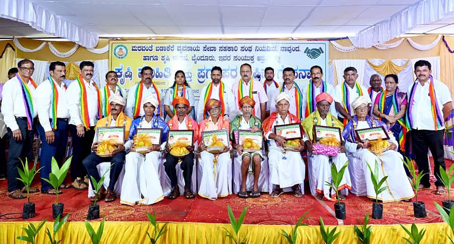 ಕೃಷಿ ಮಾಹಿತಿ ಶಿಬಿರದಲ್ಲಿ ಪ್ರಗತಿಪರ ಕೃಷಿಕರನ್ನು ಗುರುತಿಸಿ ಸನ್ಮಾನಿಸಲಾಯಿತು.