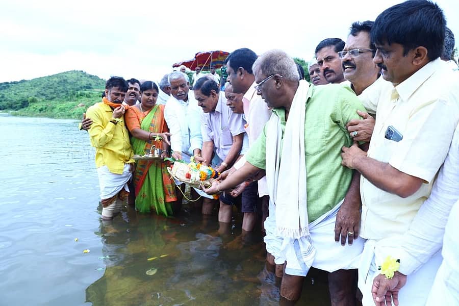 ಹೊನ್ನಾಳಿ ತಾಲ್ಲೂಕಿನ ಎಂ. ಹನುಮನಹಳ್ಳಿ, ತರಗನಹಳ್ಳಿ, ಸಿಂಗಟಗೆರೆ ಗ್ರಾಮದ ರಾಮನಕೆರೆ 15 ವರ್ಷಗಳ ನಂತರ ತುಂಬಿದ್ದು, ಮಾಜಿ ಶಾಸಕ ಡಿ.ಜಿ. ಶಾಂತನಗೌಡ ಮತ್ತು ಕಾಂಗ್ರೆಸ್‌ ಜಿಲ್ಲಾ ಅಧ್ಯಕ್ಷ ಎಚ್‌.ಬಿ. ಮಂಜಪ್ಪ ಅವರು ಬಾಗಿನ ಅರ್ಪಿಸಿದರು.