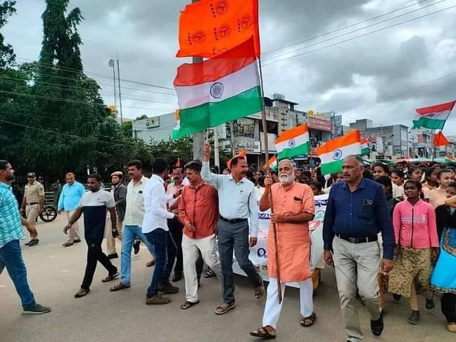 ತಿಪಟೂರಿನಲ್ಲಿ ಶಿಕ್ಷಣ ಸಚಿವ ಬಿ.ಸಿ. ನಾಗೇಶ್ ರಾಷ್ಟ್ರಧ್ವಜ ಹಿಡಿದು ಹೆಜ್ಜೆ ಹಾಕಿದರು. ರಾಷ್ಟ್ರಧ್ವಜದ ಮೇಲೆ ಎಬಿವಿಪಿ ಧ್ವಜ ಹಾರಾಡುತ್ತಿರುವುದು