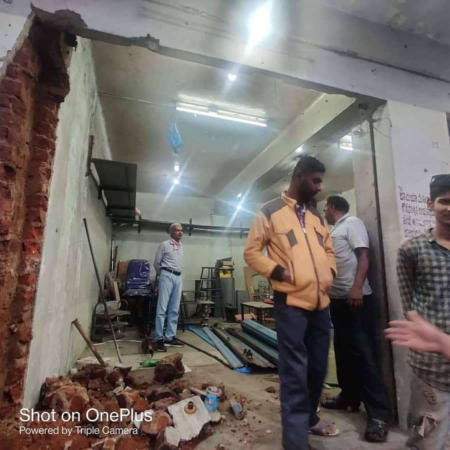 ಇರ್ವಿನ್ ರಸ್ತೆಗೆ ಹೊಂದಿಕೊಂಡಿದ್ದ ಗೋಡೆ ತೆರವುಗೊಳಿಸುವ ಕಾರ್ಯ ಗುರುವಾರ ರಾತ್ರಿ ನಡೆಯಿತು