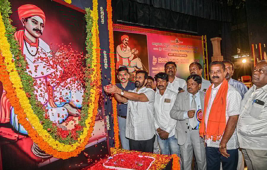 ಜಿಲ್ಲಾಡಳಿತದಿಂದ ಕಲಾಮಂದಿರದಲ್ಲಿ ಶುಕ್ರವಾರ ಆಯೋಜಿಸಿದ್ದ ನುಲಿಯ ಚಂದಯ್ಯ ಜಯಂತಿ ಕಾರ್ಯಕ್ರಮದಲ್ಲಿ ಶಾಸಕ ಎಲ್.ನಾಗೇಂದ್ರ ಫೋಟೊಗೆ ಪುಷ್ಪನಮ ಸಲ್ಲಿಸಿದರು/ ಪ್ರಜಾವಾಣಿ ಚಿತ್ರ